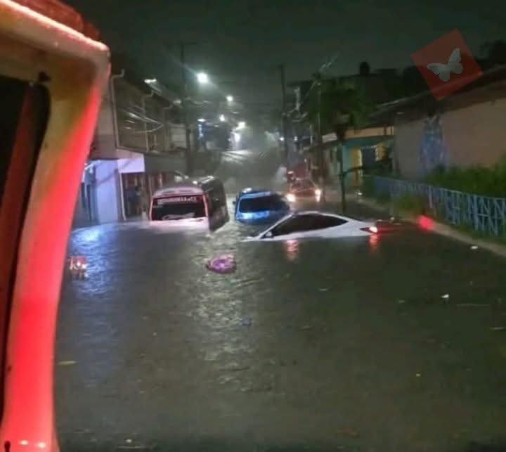 ElTrompudo2022's tweet photo. EL ABANDONO DEL PAÍS EN UNA FOTO…

San Salvador amaneció otra vez ahogado, no sólo por la lluvia, sino por la indiferencia e irresponsabilidad de la dictadura de #Bukele. Calles convertidas en ríos, carros sumergidos, familias atrapadas en la angustia de cada tormenta. La ciudad colapsa con cada aguacero porque la infraestructura nunca fue prioridad. No son desastres naturales: es negligencia acumulada. La gente paga las consecuencias de un país que se inunda más por abandono que por agua.