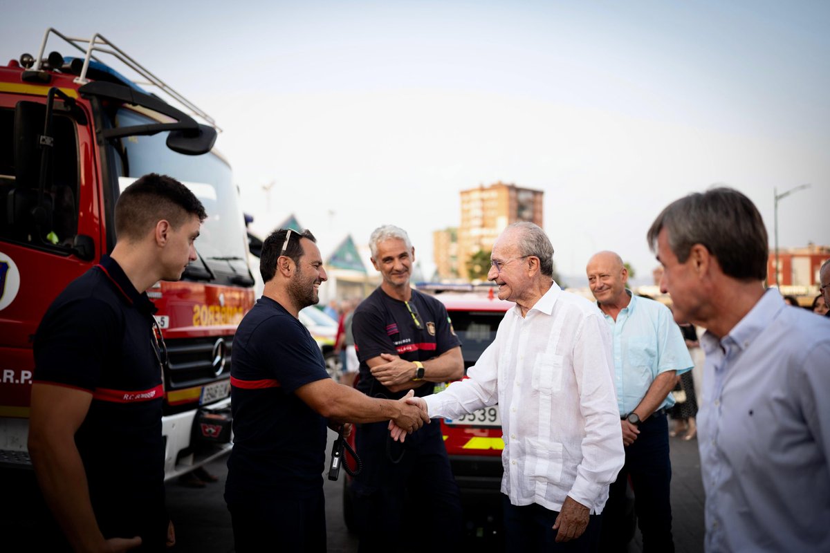 malaga's tweet photo. El alcalde, @pacodelatorrep, junto al concejal de Seguridad, @AvelinoPP, ha visitado las instalaciones del recinto ferial: retenes de Servicios Operativos, Policía y Bomberos, Eurodiscap y puntos de información en el Real de Cortijo de Torres. #FeriaMLG https://t.co/pM6go41la6