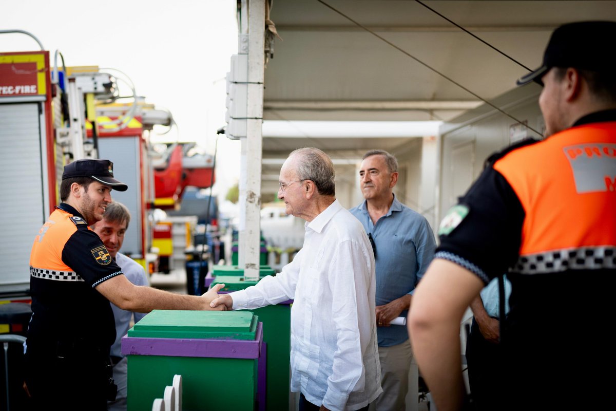 malaga's tweet photo. El alcalde, @pacodelatorrep, junto al concejal de Seguridad, @AvelinoPP, ha visitado las instalaciones del recinto ferial: retenes de Servicios Operativos, Policía y Bomberos, Eurodiscap y puntos de información en el Real de Cortijo de Torres. #FeriaMLG https://t.co/pM6go41la6