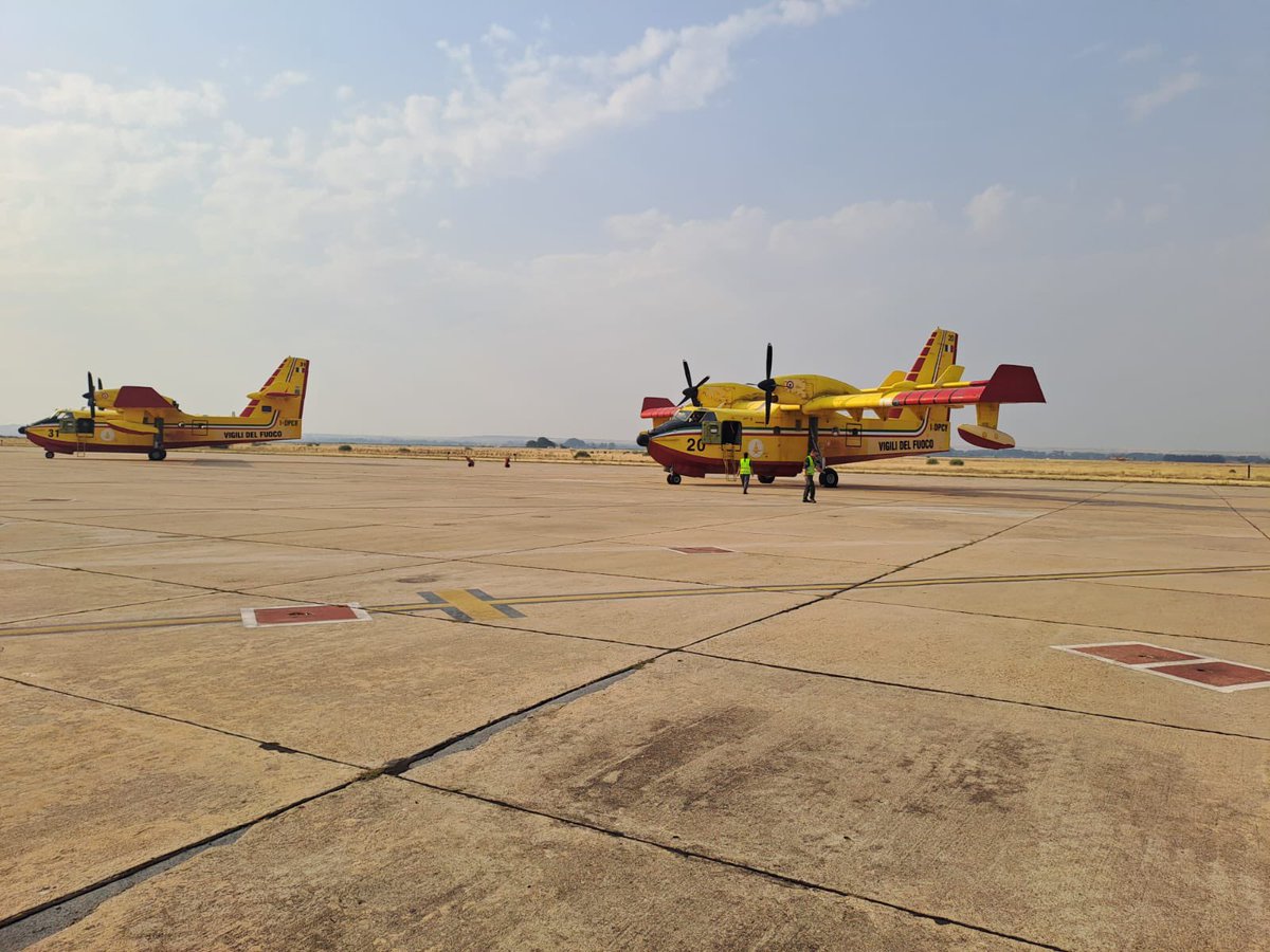 Hoy he recibido a los dos aviones #Canadair provenientes de Italia para participar en el dispositivo contra los incendios.

Han llegado a nuestro país a través del Mecanismo Europeo de Protección Civil <a href="/interiorgob/">Ministerio del Interior</a>.

Muchas gracias a todas las personas que formáis el dispositivo.