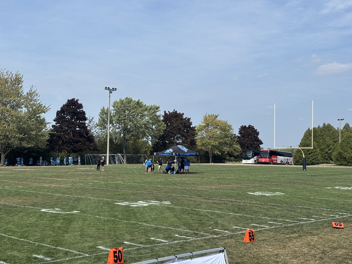 Another unfortunate injury right at the end of the first half. Paramedics on their way back to tend to a Skyhawks player who appears to have suffered an injury following a head to head collision. Second half will follow a break. #CJFL #OFC