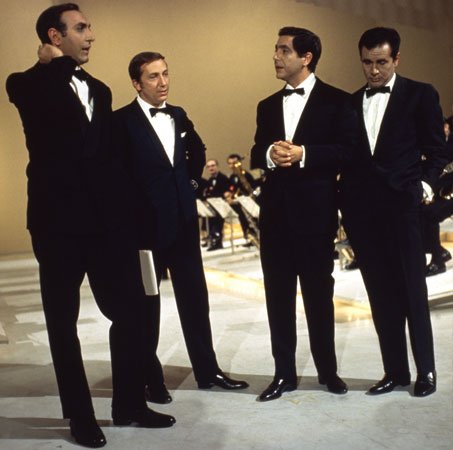 notizia tristissima, se ne è andato l'ultimo dei grandi. di quelli realmente grandi, che la televisione la sapevano fare davvero.
me lo immagino lassù già impegnato a provinare questo e quello, per poter dire ancora una volta "l'ho scoperto io"...

#PippoBaudo