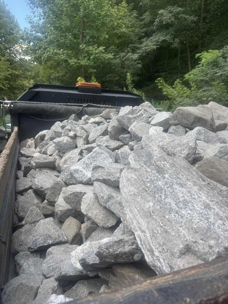 FrizNation's tweet photo. Friz Enterprises LLC in Sylva Nc is ready to delivery all your driveway gravel, fill dirt and mulch for your property needs.  Remember we deliver home or business.  828-579-2534 https://t.co/n6ZY4gyHG8