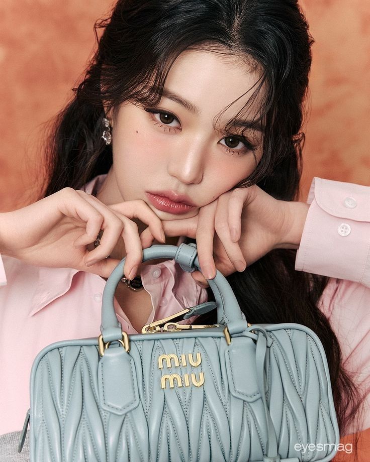 midwavent's tweet photo. Effortless charm, timeless elegance. ✨
JANG WONYOUNG redefines fashion with WON(one)Style, her exclusive collaboration with MiuMiu.
A new chapter of individuality and sophistication begins here.

#WONoneStyle #MiuMiu #JangWonyoung

Sextou #IVE Ligue 1 #ほん怖 Barcelona #est_rvp https://t.co/c0kde5RnAu