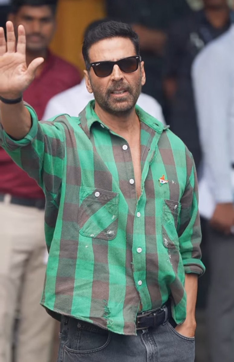 AkkiKumarTimes's tweet photo. Style ✨, Swag 😎 aur Simplicity 🙏
Bas ek hi naam – Akshay Kumar 👑
Every look, every gesture = Pure Megastar Aura 🔥

#StyleIcon #MegaStar #AkshayKumar | @akshaykumar https://t.co/7RB0RfYwjy