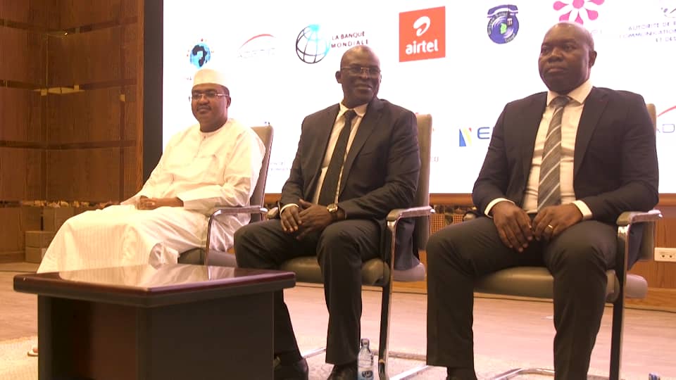 Je voudrais de tout cœur remercier le Ministre Maïde Hamit Lony de la Jeunesse et des Sports du Tchad, pour sa présence aussi bien à l’ouverture qu’à la clôture de la formation, ainsi que pour le soutien qu il a apporté au Minitre en charge de l'economie numerique, le Dr Michel