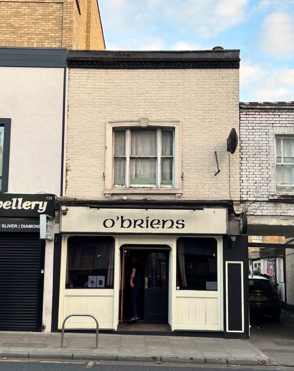 LondonPubMap's tweet image. Today’s bonus pub is O’Brien’s in West Ealing, a proper laidback oldschool boozer slinging Guinness for a fiver.
#obriens #ealing #guinness #bonuspub