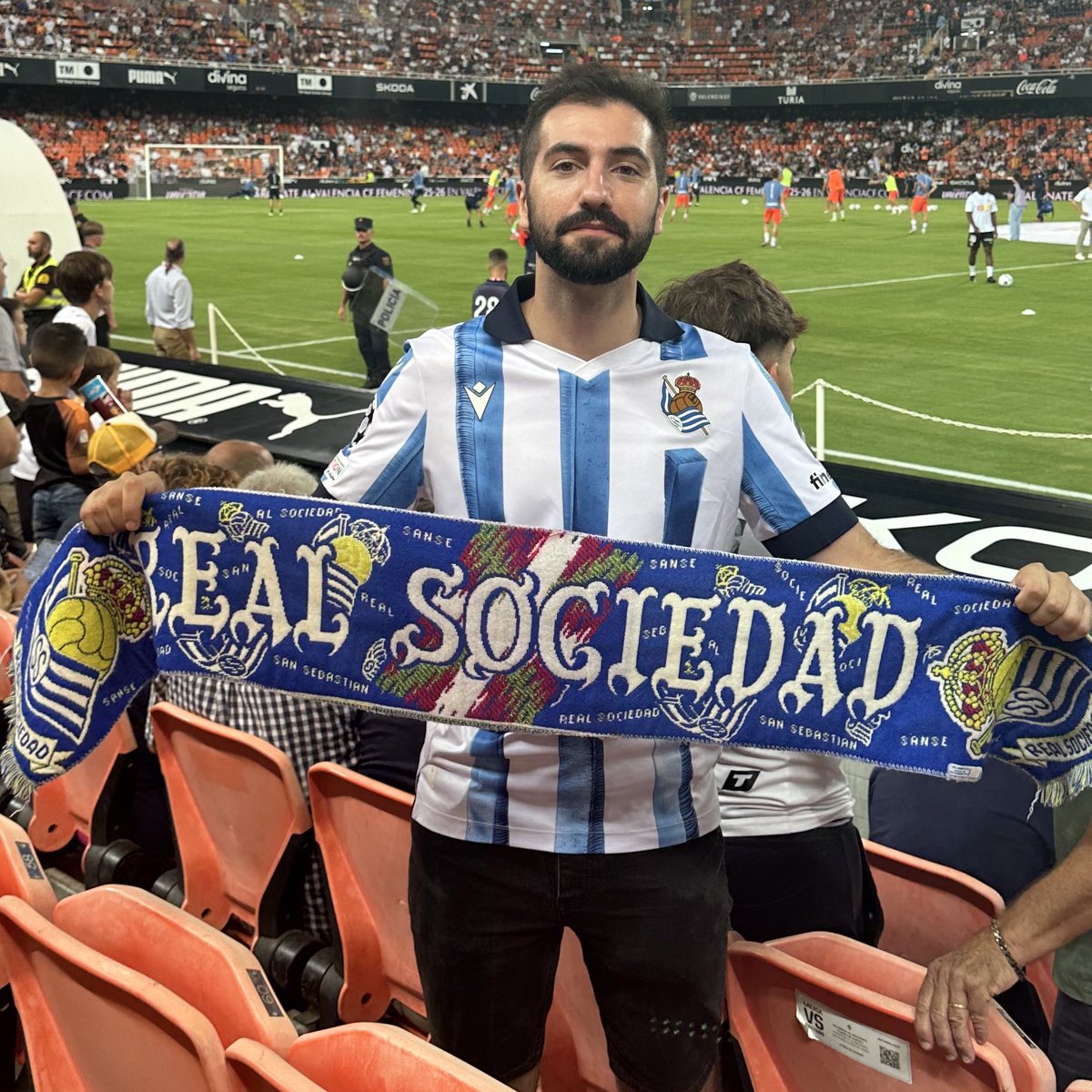 🅐ndoni 🅟érez 🅑ueno (@andoniapb) on Twitter photo ¡La gente de Valencia y en concreto del interior de Mestalla de 💯! Me han recibido en tribuna principal con los brazos abiertos 🤗
Mucha suerte tanto hoy como en toda la temporada <a href="/valenciacf/">Valencia CF</a>, baina atzo, gaur, bihar eta beti gora / aupa #RealSociedad 🔝 ¡La gente de Valencia y en concreto del interior de Mestalla de 💯! Me han recibido en tribuna principal con los brazos abiertos 🤗
Mucha suerte tanto hoy como en toda la temporada <a href="/valenciacf/">Valencia CF</a>, baina atzo, gaur, bihar eta beti gora / aupa #RealSociedad 🔝