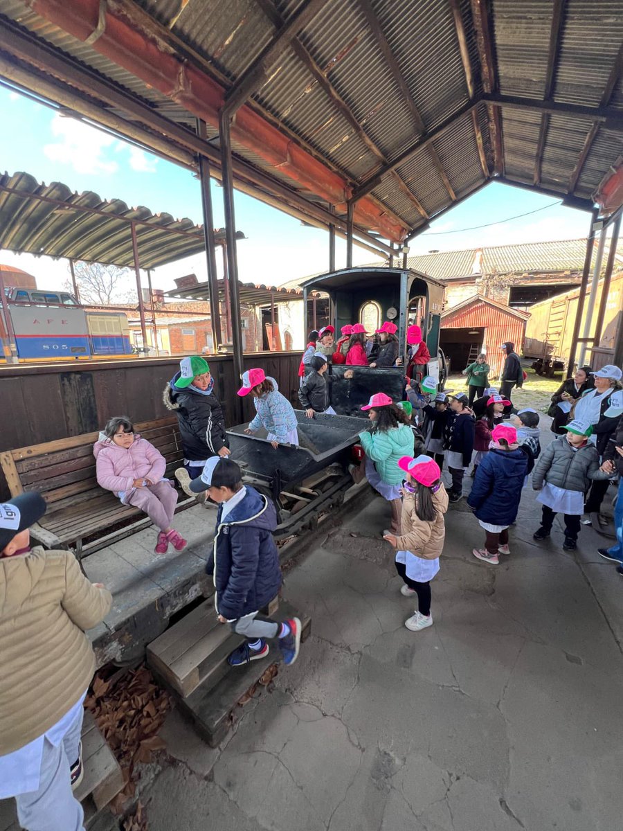 ECesar15873953's tweet photo. Escolares disfrutaron de un viaje en tren entre Peñarol y Manga

El pasado viernes, un grupo de escolares participó en una actividad didáctica organizada por CEFU, que contó con el apoyo de AFE. La experiencia incluyó un recorrido en tren desde la Estación Peñarol hasta Manga. https://t.co/AwVhPuaZm6