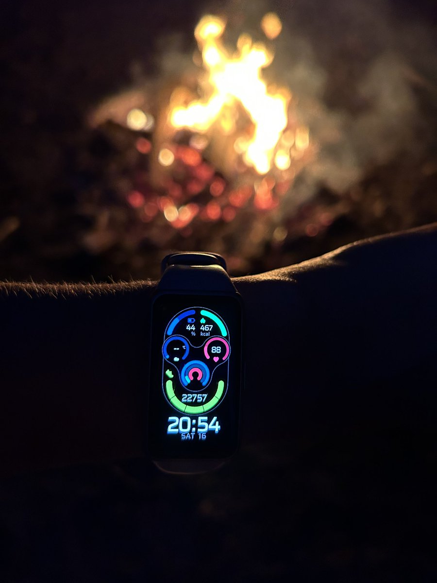 Myślę, że trudno mieć więcej dzieci gdy jest tak wiele rozwodów. 
Wychowanie dzieci to także wyzwanie logistyczne i wymagające fizycznych sił.  Wychowywanie trójki czy czwórki dzieci wymaga dwójki zaangażowanych rodziców. Wiem co mówię również z doświadczenia. 
Znam wiele rodzin