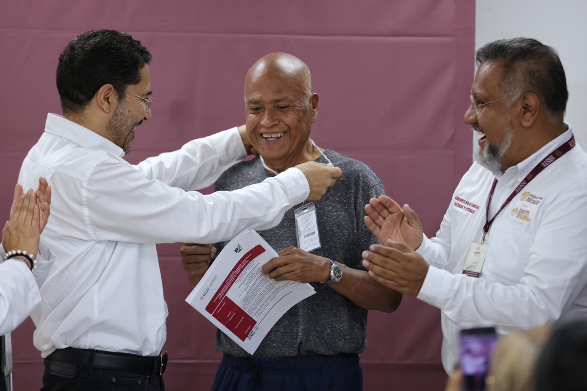 ¡Seguimos atendiendo a la zona oriente del Valle de México!

Cumpliendo con la orientación de la Presidenta <a href="/Claudiashein/">Claudia Sheinbaum Pardo</a>, visité la Clínica de Medicina Familiar “Ermita Zaragoza” del <a href="/ISSSTE_mx/">ISSSTE</a> para escuchar el informe de “La Clínica Es Nuestra” y entregar credenciales de