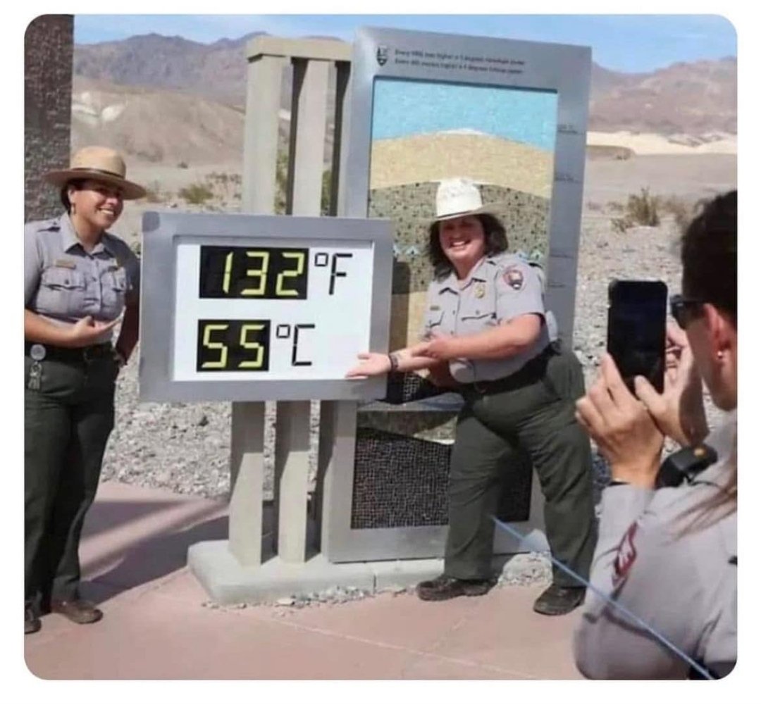 "Dinosaurios sacándose una foto con el asteroide", óleo sobre lienzo