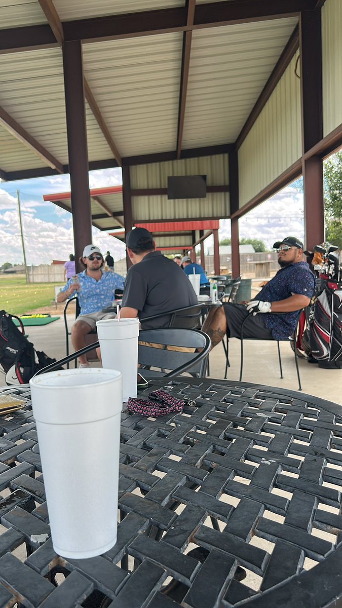 title9JettDuffy's tweet image. 3 late rent fees, 0 balls hit in the middle of the club face, 37 cut waters drank #CollegeDropout #LetsInvest