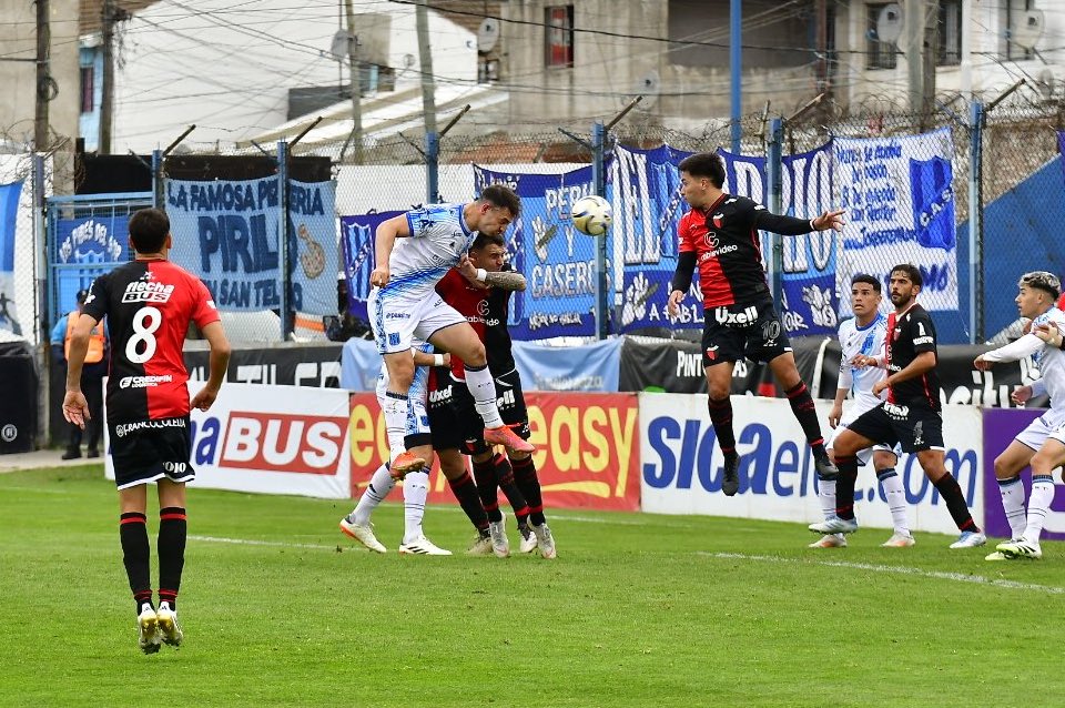 🔴⚫️ Colón 2025:
Se encuentra en el puesto 15/18 de la tabla.
Perdió los últimos 4 partidos y 16 perdidos en total.
Está a 14 puntos de entrar al reducido.
Tuvo 3 entrenadores en el año: Pereira,Ylliana y Minella.