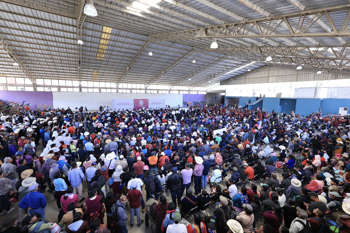 salomonj's tweet photo. EN SANTIAGO JUXTLAHUACA, FLORECE LA PRIMAVERA OAXAQUEÑA

Continuamos en Santiago Juxtlahuaca y en esta ocasión, presentamos por segunda ocasión los programas y acciones de nuestra estrategia Atención a Municipios #TerritoriosBienestar. Y es que un gobernante tiene que caminar con su pueblo y sus comunidades; tiene que llevar el bienestar y hacer obras para sacarlos adelante.

Y aquí vamos a apoyar a sus habitantes y autoridades a través de: