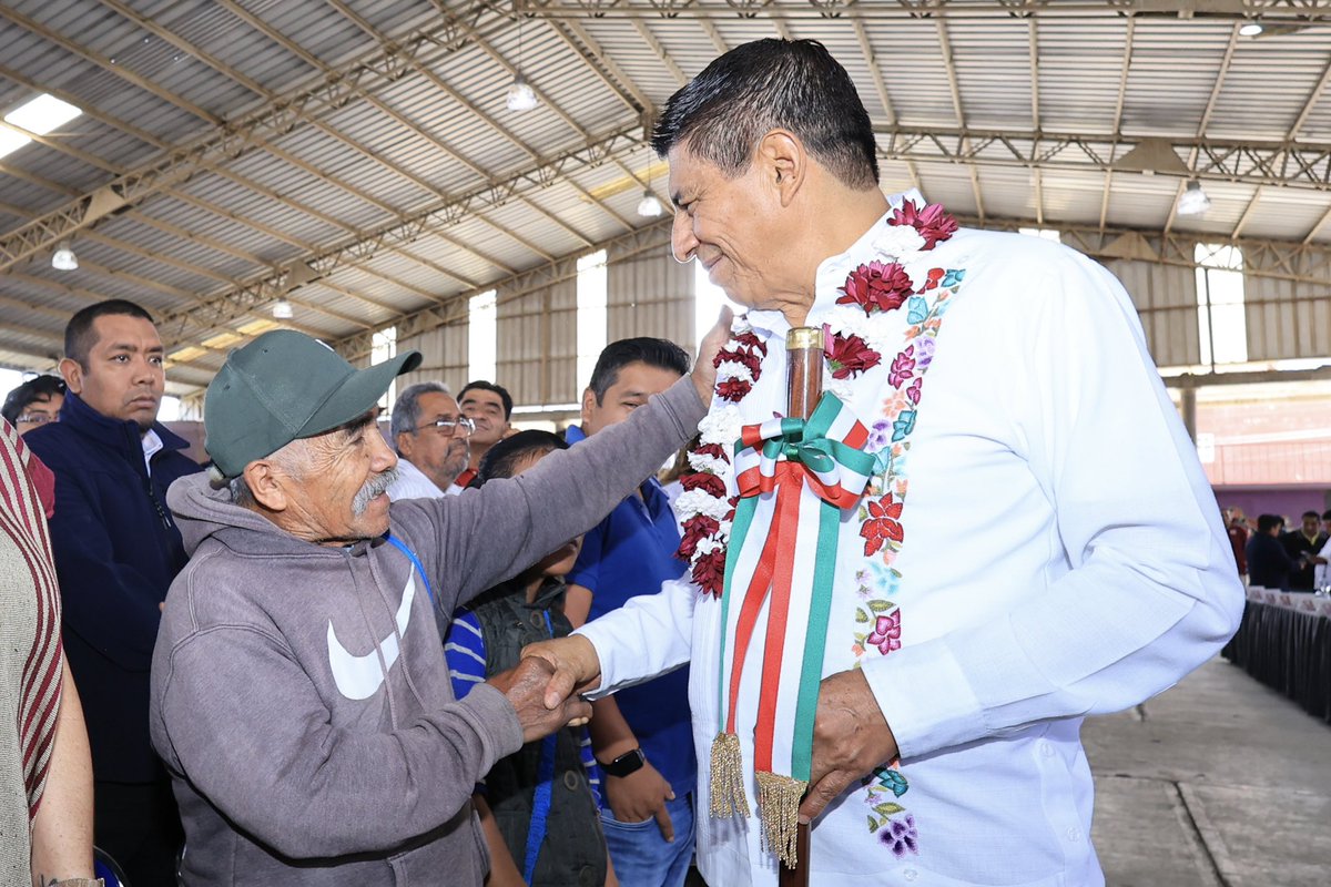 EN SANTIAGO JUXTLAHUACA, FLORECE LA PRIMAVERA OAXAQUEÑA

Continuamos en Santiago Juxtlahuaca y en esta ocasión, presentamos por segunda ocasión los programas y acciones de nuestra estrategia Atención a Municipios #TerritoriosBienestar. Y es que un gobernante tiene que caminar con