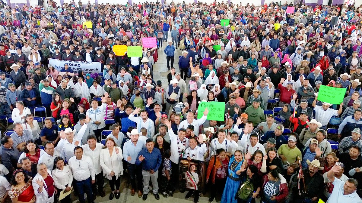 salomonj's tweet photo. EN SANTIAGO JUXTLAHUACA, FLORECE LA PRIMAVERA OAXAQUEÑA

Continuamos en Santiago Juxtlahuaca y en esta ocasión, presentamos por segunda ocasión los programas y acciones de nuestra estrategia Atención a Municipios #TerritoriosBienestar. Y es que un gobernante tiene que caminar con su pueblo y sus comunidades; tiene que llevar el bienestar y hacer obras para sacarlos adelante.

Y aquí vamos a apoyar a sus habitantes y autoridades a través de: