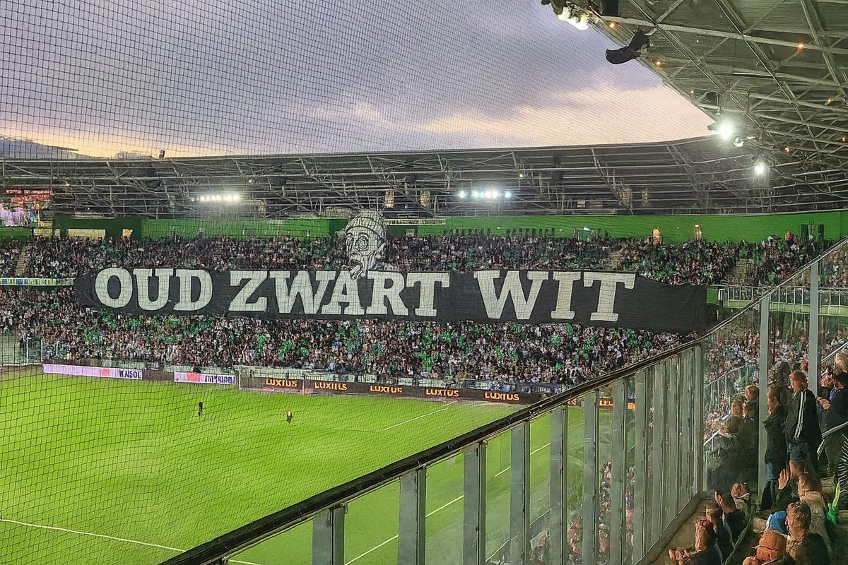 OZWvoetbal's tweet photo. Prachtige sfeeractie bij @fcgroningen vandaag…. 

Meer dan een club!

#grohee
@ESPNnl @RTVNoordSport https://t.co/rYmptdpbmU