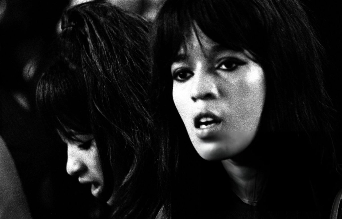 peterlanee's tweet photo. Attendees of the 1965 Beatles Shea Stadium show:

Linda McCartney
Barbara Bach
Ronnie Spector
Estelle Bennet
Nedra Talley-Ross
Mick Jagger
Keith Richards
Marvin Gaye
Joe Walsh
Meryl Streep
Bobby Vinton
Mary Wilson https://t.co/pOoWNIFFQx