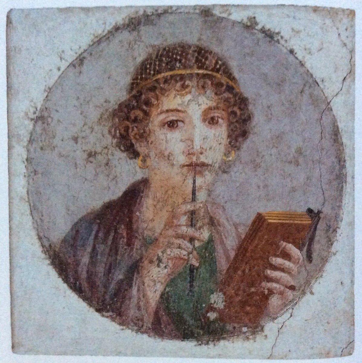 Esta pintura fue descubierta entre las cenizas del Vesubio en Pompeya. Reproduce a una joven con una tablilla en la mano y una pluma. Es un símbolo de la alfabetización femenina. Y es la imagen más antigua de la escritura en occidente.
<a href="/jlmartinnogales/">J. L. Martín Nogales</a>