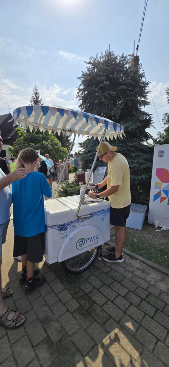 MinskPwik's tweet photo. Dziś saturator Pwik Mińsk Mazowiecki gościł w Jeruzalu podczas zlotu fanów serialu „Ranczo”. W ten piękny dzień dla nikogo nie zabrakło orzeźwiającej wody z sokiem lub bez😁
#PWiK #MinskMazowiecki https://t.co/EBUTBRgFMJ