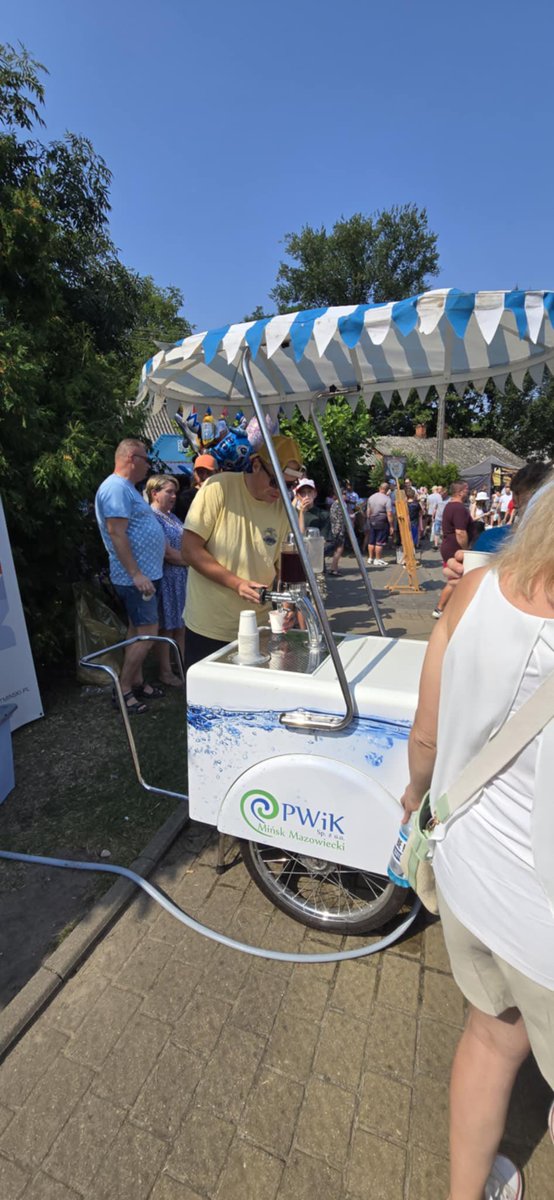 MinskPwik's tweet photo. Dziś saturator Pwik Mińsk Mazowiecki gościł w Jeruzalu podczas zlotu fanów serialu „Ranczo”. W ten piękny dzień dla nikogo nie zabrakło orzeźwiającej wody z sokiem lub bez😁
#PWiK #MinskMazowiecki https://t.co/EBUTBRgFMJ