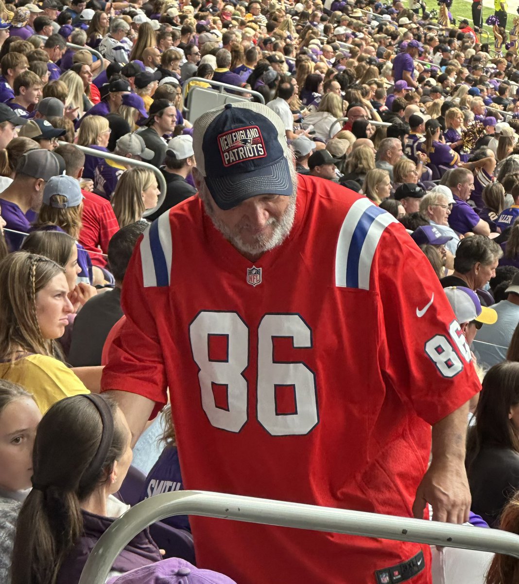 This dude is either Efton Chism’s dad or way ahead of the curb #patriots