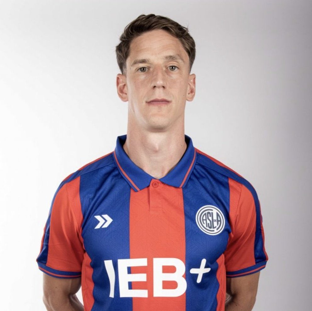 No puedo verlo más a este tipo, me da bronca como corre, como se arremanga, como salta a cabecear, como controla, como erra pases idiota. Estorba, no se desmarca, no gana de arriba ni de abajo. NO PUEDE JUGAR MÁS. BASTA DE VOMBERGAR