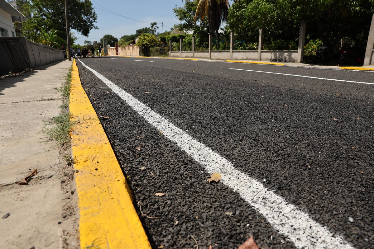 TabascoJavier's tweet photo. Acompañamos a nuestro amigo, el alcalde de Centla, Saúl Rodríguez Rodríguez, con quien supervisamos la rehabilitación de calles del ejido Carlos Rovirosa 1ra. e inauguramos obras de pavimentación en el poblado 'La Victoria', son caminos que mejoran la vida de las y los centlecos. https://t.co/Cb06hJHJmz