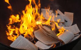 قهوة المساء☕️

“حرق الذاكرة🔥”

 ظلّ طيلة حياته يتنقّل بين الصحافة والمنابر الثقافية، يكتب ويبدع وينشر رواياته، فيما كان الحزن يتشبّث بروحه منذ الطفولة، والدمع لا يفارق عينيه.

👴 وحين بلغ سنّ التقاعد، جاءه أحد شيوخ قريته ناصحًا، يردّد على مسامعه الحديث النبوي: «أعمار أمتي بين