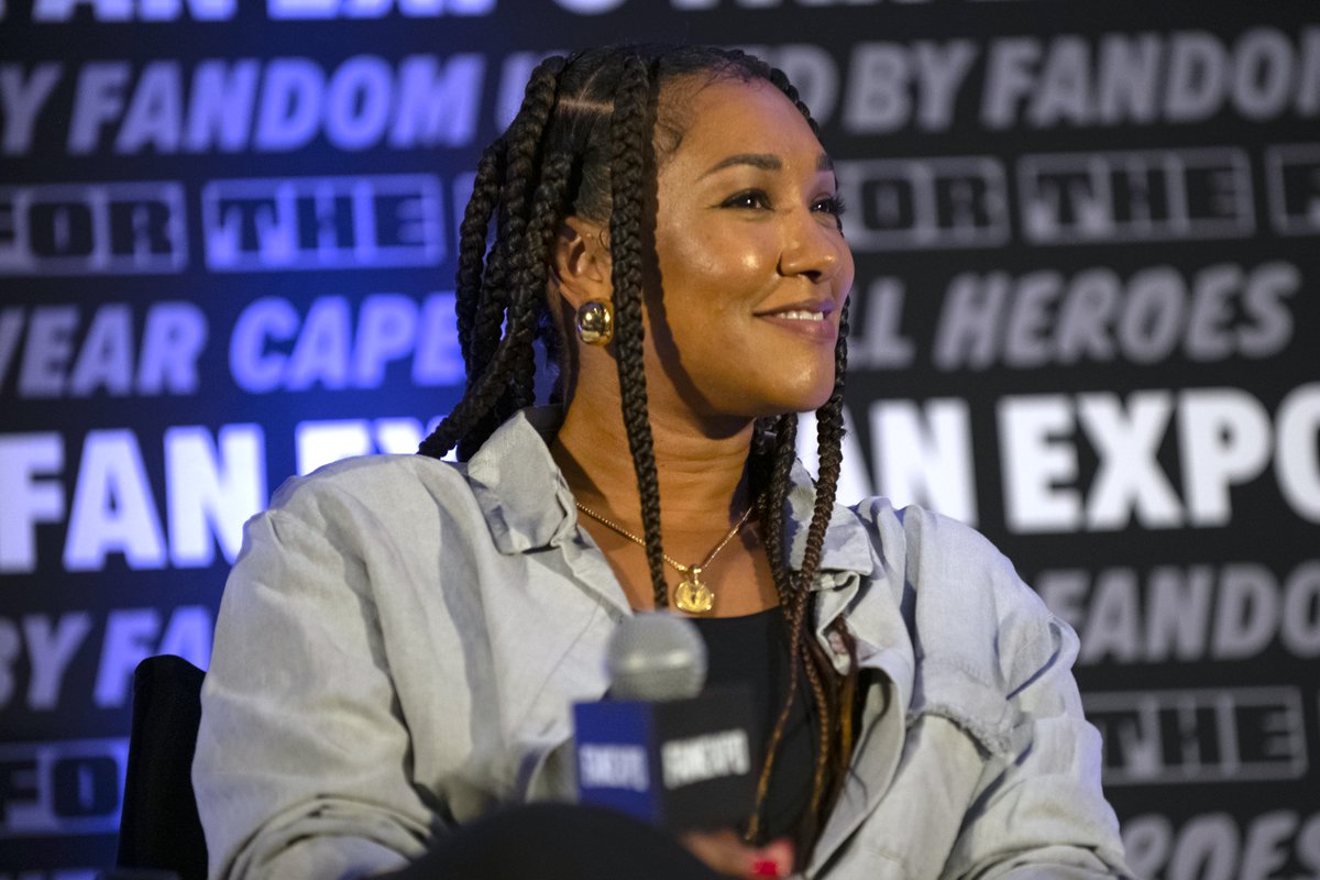 fanexpochicago's tweet image. We loved hearing tales from #TeamFlash ⚡ Today's the last day to catch Barry, Iris, Frost, and Cisco at #FANEXPOChicago2025, so head over to meet Grant Gustin, Candice Patton, Danielle Panabaker, and Carlos Valdes before the show closes at 7 PM. See you in the autograph hall ✒️