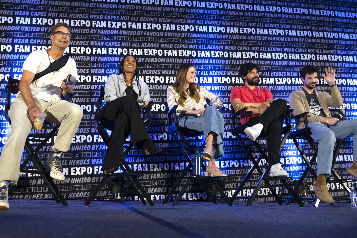 fanexpochicago's tweet image. We loved hearing tales from #TeamFlash ⚡ Today's the last day to catch Barry, Iris, Frost, and Cisco at #FANEXPOChicago2025, so head over to meet Grant Gustin, Candice Patton, Danielle Panabaker, and Carlos Valdes before the show closes at 7 PM. See you in the autograph hall ✒️