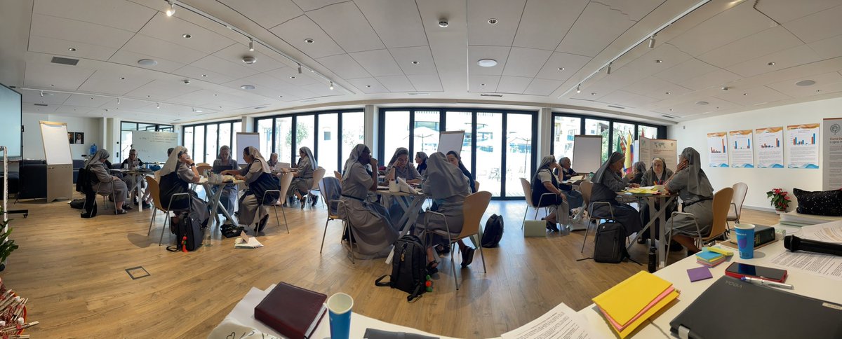 Muy buenas noches.
Trabajando el documento: "El laicado en Nazaret"...porque la misión se teje entre todos. #MisionerasDeEsperanzaXXIIICapítuloGeneral #MisionerasdeEsperanza