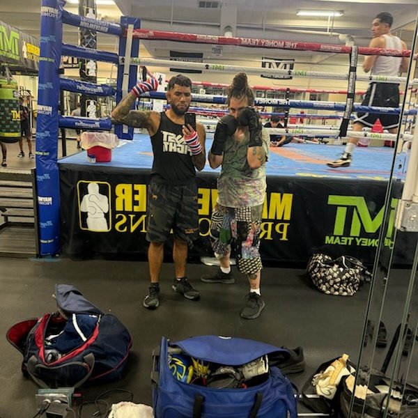 ₿rokenn tweet media