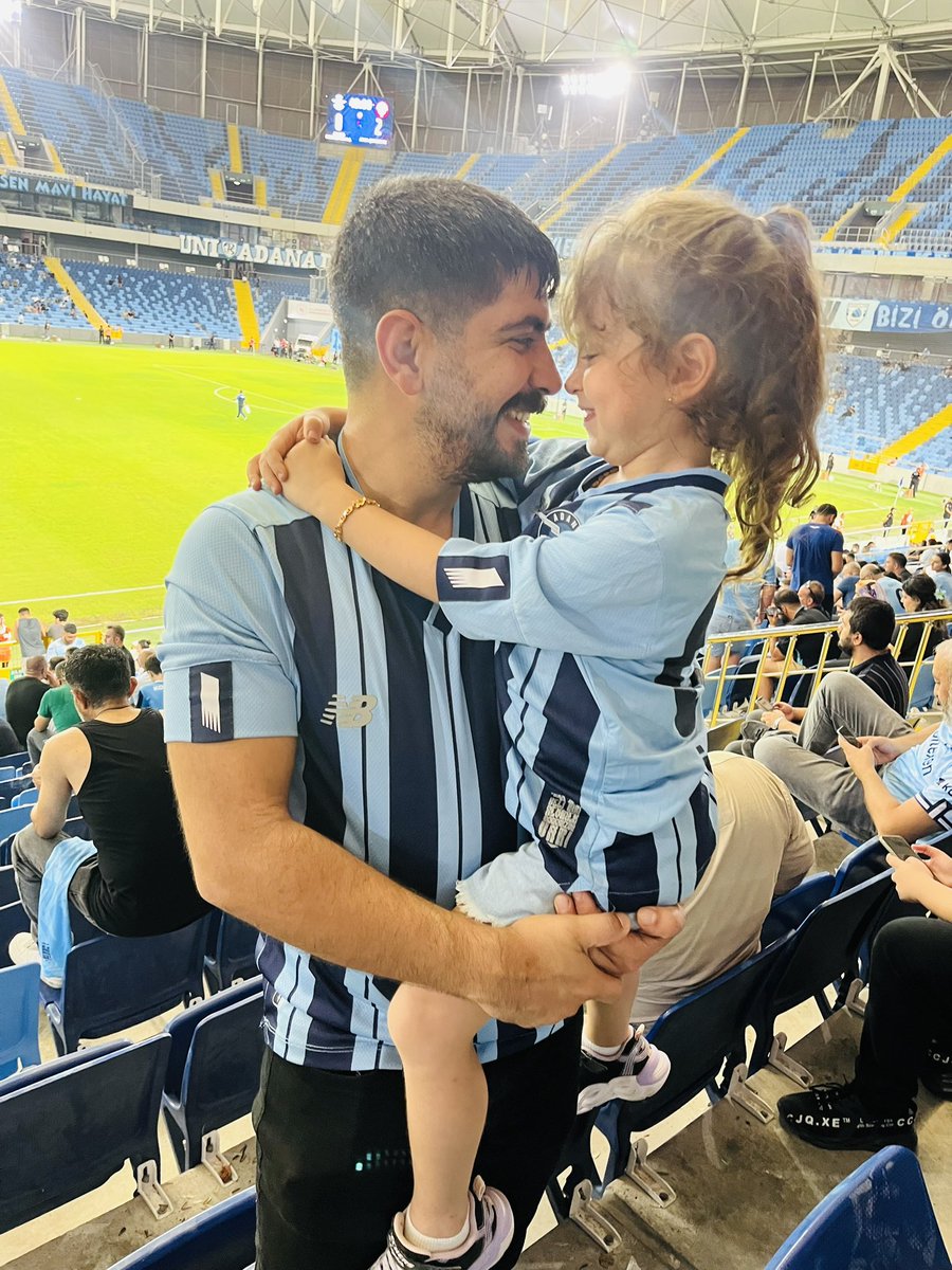 Bak kızım sen Adana Demirspor’un en şaşaalı dönemine denk gelmiştin. 
Bizim asıl yerimiz burası . 
Bu ligde kardeşlik,abilik,dostluk,birlik,beraberlik var gerçek taraftar var.
Bu ligde menfaat yok,bir beklenti yok.
BAŞLIYORUZ
YENİ BAŞTAN OYNAYACAĞIZ 💙