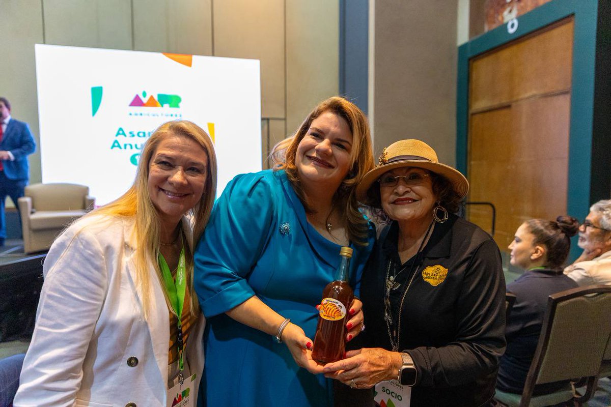Jenniffer's tweet photo. Quiero agradecer a la Sra. Helen Serrant, presidenta de Serrant Farms, por el regalo de una miel cruda, cosechada con dedicación en su finca agroecológica en Juana Díaz. Gracias, Helen por tu pasión y tu legado con el que has trabajado por más de cinco décadas en beneficio de Ponce, Juana Díaz y todo Puerto Rico. #ApoyaLosTuyos