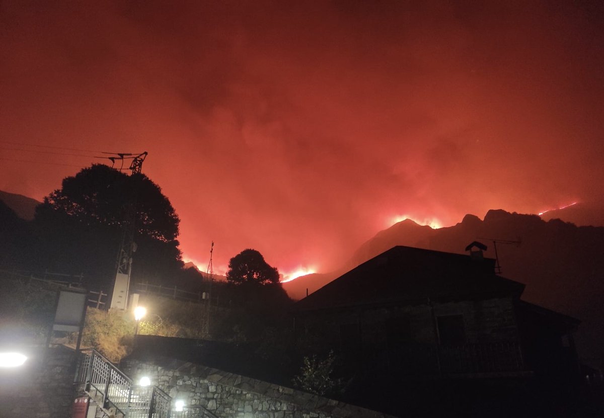 Clod_KC's tweet photo. Peñalba de Santiago con un año de diferencia.
Arde la tierra de mi padre y de sus padres que tantos recuerdos atesora. Y como Peñalba, tantos otros pueblos del Bierzo y alrededores. Familias sintiendo impotencia y viendo cómo su legado corre peligro. 
#Incendios #León #Prevención https://t.co/4IHAG4jc3g