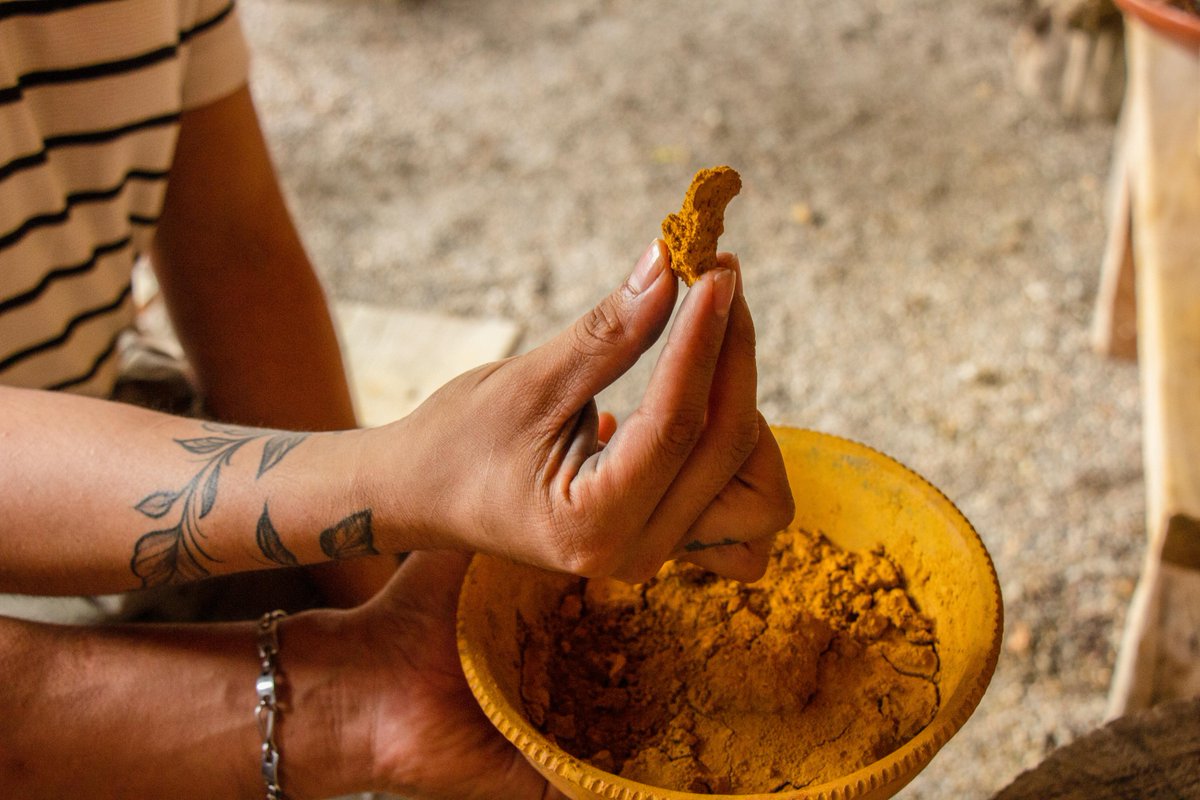 DainzuuT's tweet photo. Teotitlán del Valle y sus vibrantes tapetes de lana teñida con tintes naturales 🌿🎨, extraídos de plantas y minerales 🪶💎, son un reflejo del arte y tradición que se preserva por generaciones 🧵✨. https://t.co/lf887eeeHU