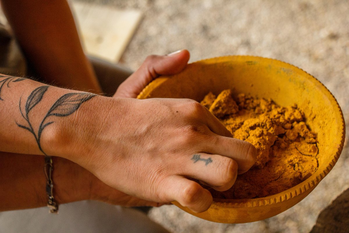 DainzuuT's tweet photo. Teotitlán del Valle y sus vibrantes tapetes de lana teñida con tintes naturales 🌿🎨, extraídos de plantas y minerales 🪶💎, son un reflejo del arte y tradición que se preserva por generaciones 🧵✨. https://t.co/lf887eeeHU