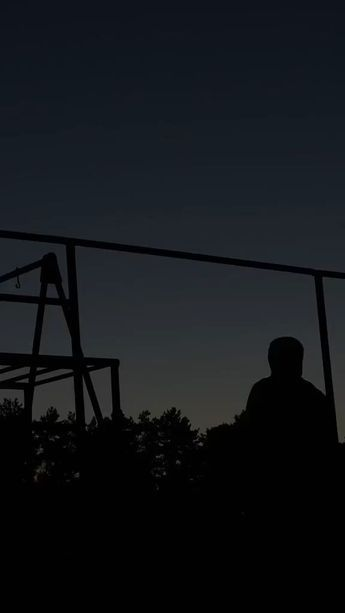 El problema no es que el camino sea difícil,

es que quieres todo fácil.

La comodidad nunca creó ganadores,

solo espectadores.