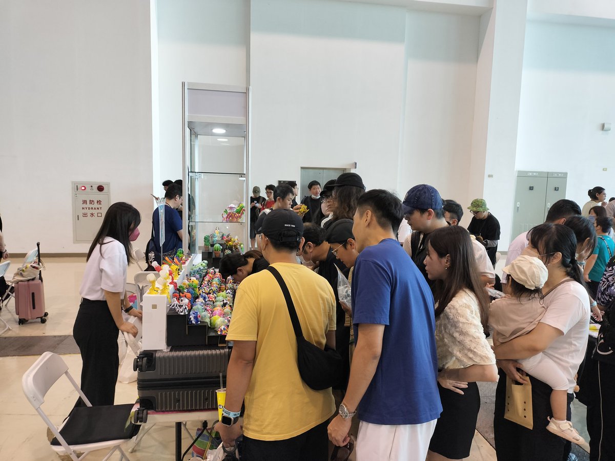 初台湾イベント大盛況🤗🔥
レンタルした持て余しでかショーケースと、シゴデキ通訳さんのおかげで人をかき集めることに成功したようだ😀✨

２日目もがんばろー😀✊
