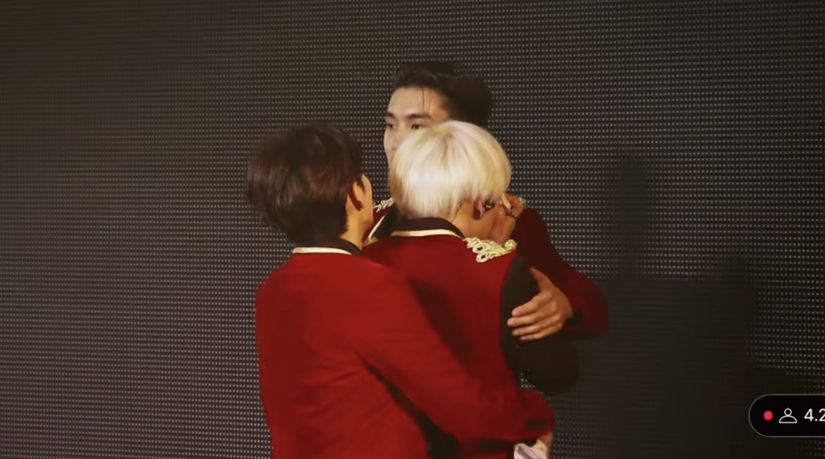 SJ_Hyuknyn's tweet image. 誰かが泣くとすぐ側に駆け寄ってくれるリョウクさんが優しくて素敵🥲

#SUPERJUNIOR #SUPERSHOW6 #SS6