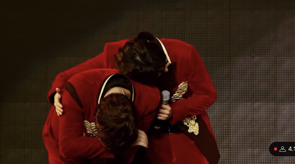 SJ_Hyuknyn's tweet image. 誰かが泣くとすぐ側に駆け寄ってくれるリョウクさんが優しくて素敵🥲

#SUPERJUNIOR #SUPERSHOW6 #SS6