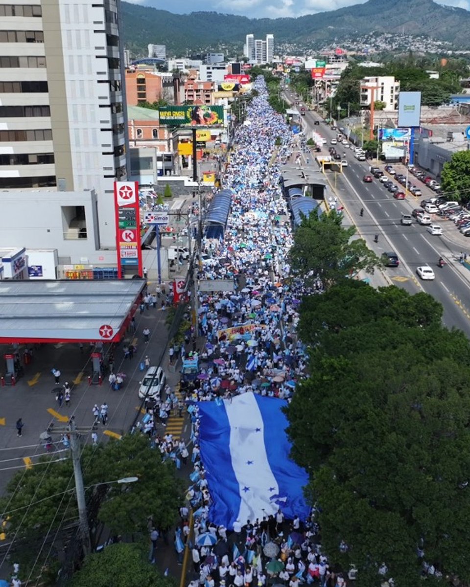 suyapamedios's tweet photo. 🙏🇭🇳 ✨- DESDE EL AIRE
Fueron miles y miles de hondureños en las caminatas. Les compartimos fotos de drones captando las columnas de católicos y cristianos unidos por Honduras.

#SuyapaMedios #TodosporHonduras #CaminatadeoracionporHonduras #Honduras https://t.co/rSZZa2fsYJ