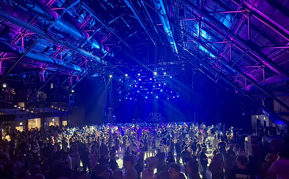If you’ve ever wondered what it looks like inside <a href="/saltshedchicago/">The Salt Shed</a> when they have everybody at the outdoor show come inside because of impending ⛈️ ⚡️, now you know.

💯 the right move and very well done too. 

<a href="/theflaminglips/">The Flaming Lips</a>
<a href="/modestmouseband/">Modest Mouse</a>