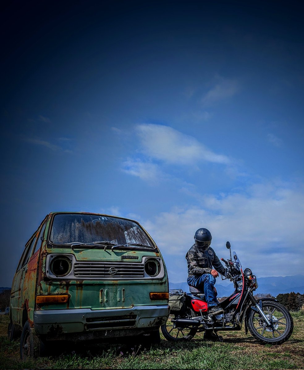 #バイク写真はライダーがいて完成する
「いつもソロだから自撮りできない」って聞くけどワタシもほぼいつもソロです😅
が、普通に自撮りしてますよ🤔動画含めて。
できない、ではなく面倒臭いからやらない、だけでしょ❓🤣
セルフタイマー無いスマホもあるのかな?🤔
#クロスカブ
#自撮り