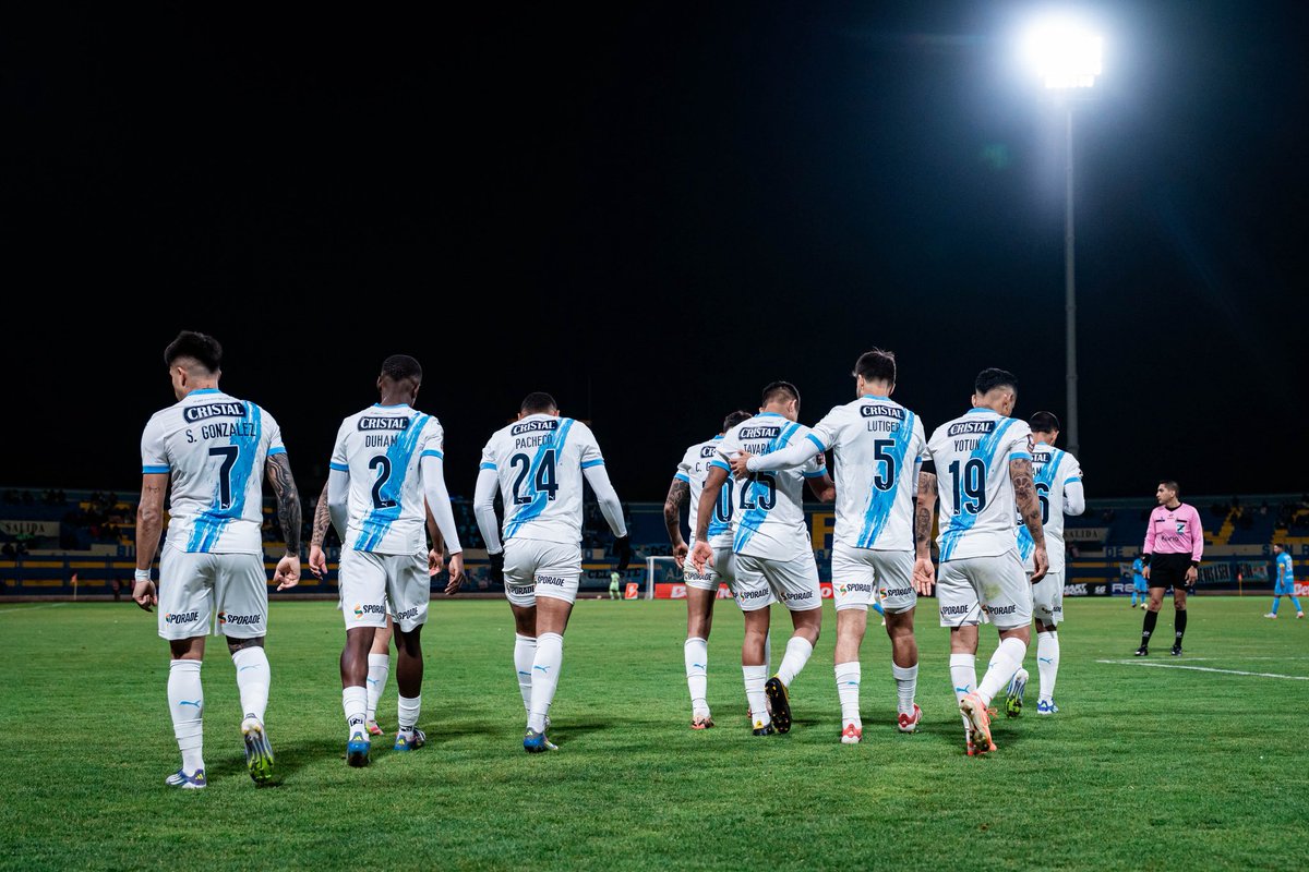 ClubSCristal's tweet image. 🩵 ¡E Q U I P O! 🩵 

¡Nos vemos el sábado 23 en el Gallardo! 

🎟️ Últimas horas a precio de Preventa aquí: bit.ly/SC-vs-UTC

#FuerzaCristal 💪