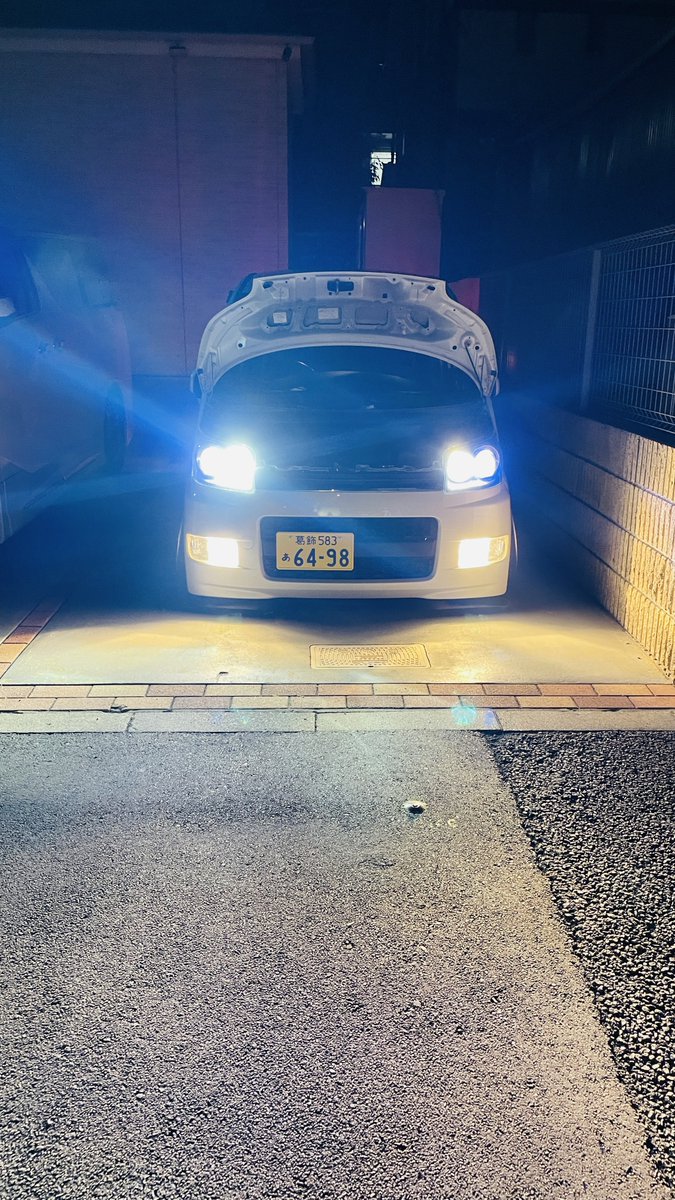 ALPHAAVE88's tweet photo. アルファードは某有名爆光(笑)V社との比較写真だと絶妙なハロゲン具合がわからないのが残念
ムーヴはハイビームの安物と比較!めっちゃ明るい笑
全部が明るくてコスパ良すぎるそして眩しく無い(重要)
そしてオーナーさんの対応もめちゃくちゃ良くてもうファンになっちゃいました😚
#18LED https://t.co/y2OgGd5SbA