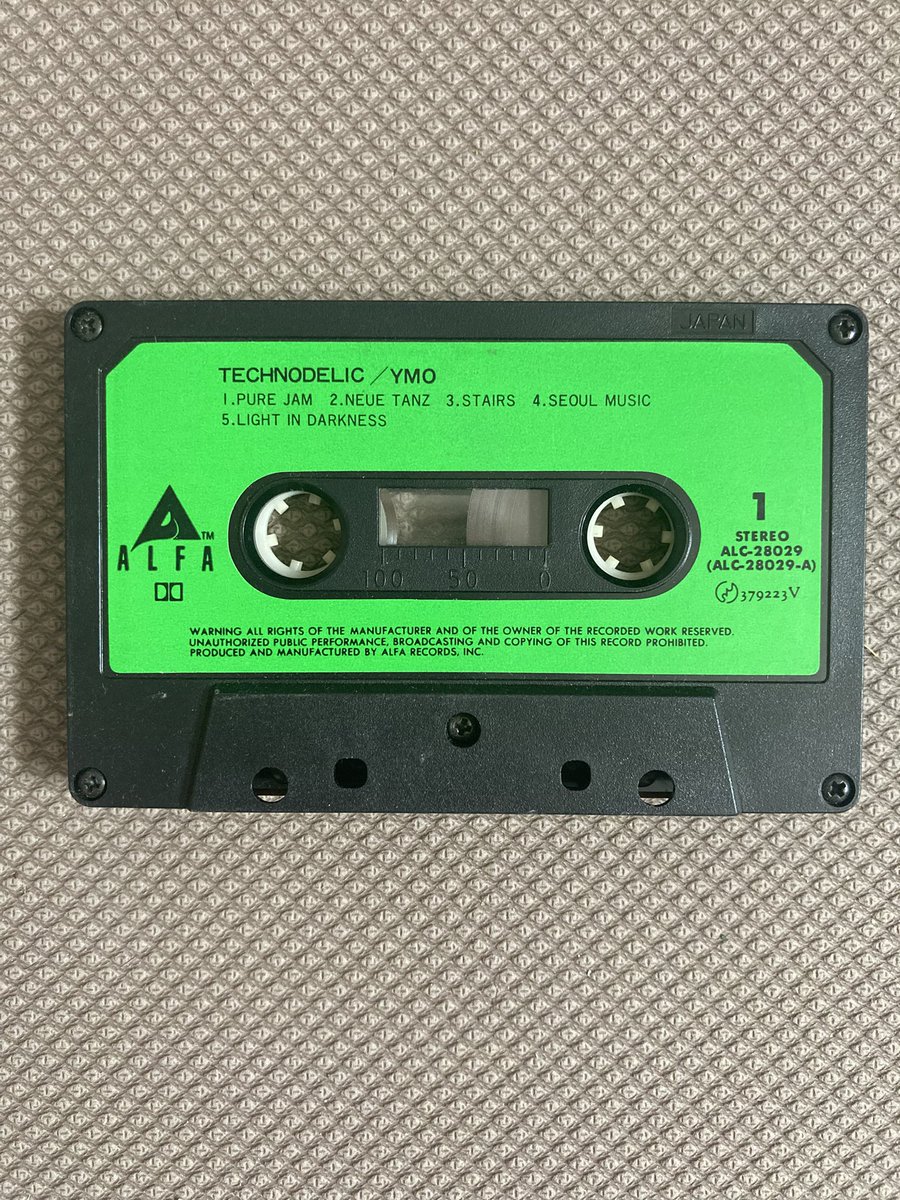 YMO『TECHNODELIC』
当時カセットで購入したものです。背表紙の写真はLPやCDには無いものだと思います。
そして歌詞カードに大誤植があるの分かりますか？笑