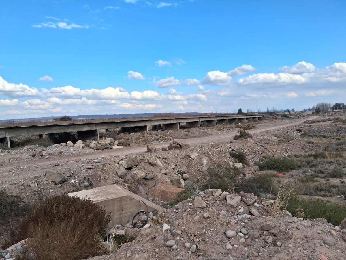 El camino trazado por el lecho del río Mendoza, al oeste del puente de Luján, para trasladar el monstruoso reactor de IMPSA a YPF.
Qué bueno cubrir noticias sobre avances productivos, para desintoxicarnos de la pedorra campaña electoral y la estéril polémica en torno a Francella.